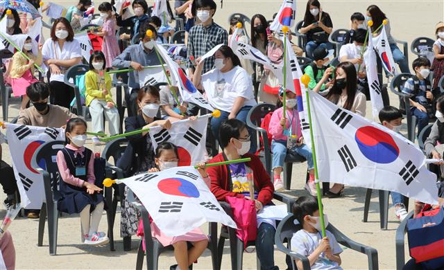 등교환영식에서 태극기 선물 받은 1학년 학생들