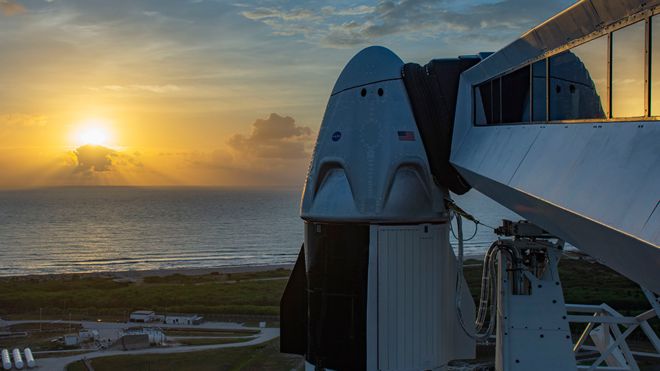 28일 새벽 5시 33분(한국시간) 민간 우주 탐사 시대를 열어제치는 스페이스X의 유인 캡슐 ‘크루 드래건’이 미국 플로리다주 케이프 커내버럴 케네디 우주센터의 저유명한 발사대 39A에 곧추세워져 있다.  스페이스X 제공 영국 BBC 홈페이지 캡처