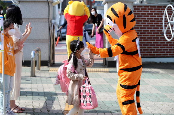 “학교에서 만나서 반가워”