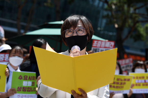 27일 서울 종로구 옛 일본대사관 앞에서 제1441차 일본군 성노예제 문제해결을 위한 정기 수요집회에서 이나영 정의연 이사장이 발언을 하고 있다. 2020.5.27 오장환 기자 5zzang@seoul.co.kr