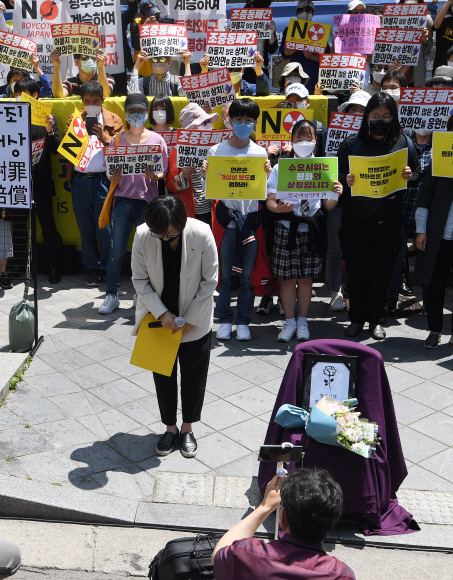 27일 서울 종로구 옛 일본대사관 앞에서 제1441차 일본군 성노예제 문제해결을 위한 정기 수요집회에서 이나영 정의연 이사장이 발언을 마친 후 취재진을 향해 인사를 하고 있다. 2020.5.27 오장환 기자 5zzang@seoul.co.kr