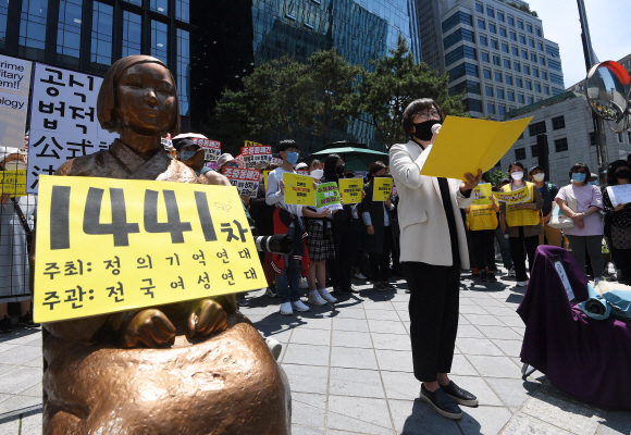 27일 서울 종로구 옛 일본대사관 앞에서 제1441차 일본군 성노예제 문제해결을 위한 정기 수요집회에서 이나영 정의연 이사장이 발언을 하고 있다. 2020.5.27 오장환 기자 5zzang@seoul.co.kr