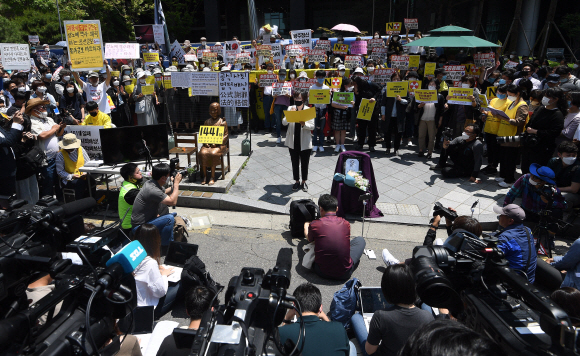 27일 서울 종로구 옛 일본대사관 앞에서 제1441차 일본군 성노예제 문제해결을 위한 정기 수요집회에서 이나영 정의연 이사장이 발언을 하고 있다. 2020.5.27 오장환 기자 5zzang@seoul.co.kr