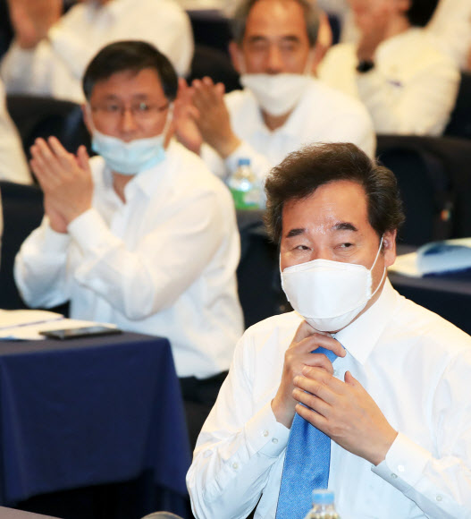 넥타이 푸는 이낙연, 다음은 당대표?