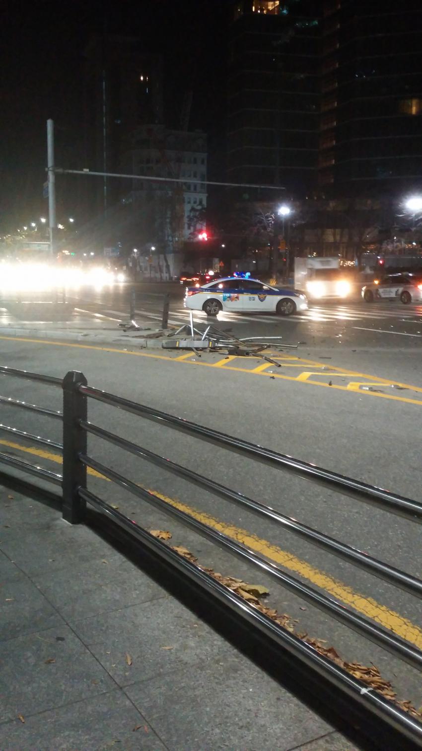 2016년 12월 2일 오전 2시 48분쯤 강정호가 BMW 차량을 몰고 숙소에 가기 위해 봉은사역 방면에서 삼성역 방면으로 편도 7차로 중 7차로를 따라 우회전을 하던 중 서울 삼성역 사거리에서 음주운전 사고를 일으켰다. 사고로 산산조각난 가드레일이 교통섬 인근에 널부러져 있고, 서울 강남경찰서 순찰차가 현장에 출동해 있다.  이 사진은 한 시민이 사고 직후인 오전 3시쯤 사진을 찍어 인터넷 커뮤니티에 올린 사진으로 아직도 올라와 있다.  인터넷 커뮤니티 디시인사이드 캡처