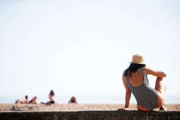 사람들이 26일(현지시간) 영국 솔트데안주 솔트데안의 해변에서 코로나19 사태 속, 날씨를 즐기며 휴식을 취하고 있다. 로이터 연합뉴스