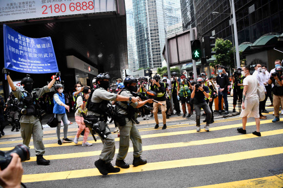 홍콩 시위대 해산시키는 무장 경찰 