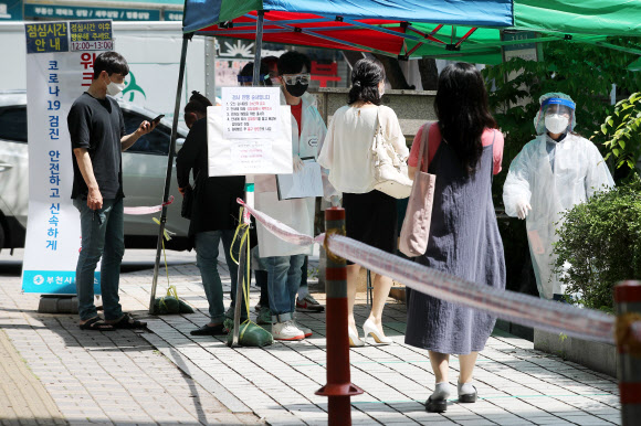 쿠팡 부천 물류센터 관련 신종 코로나바이러스 감염증(코로나19) 확진자가 속출하고 있는 가운데 27일 오후 경기도 부천시보건소 선별진료소에서 코로나19 검사를 받으러 온 시민들이 줄을 서 있다. 2020.5.27 연합뉴스