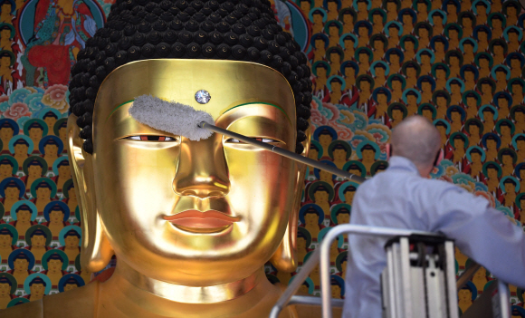 먼지 털어내는 부처님… 봉축법요식맞이 대청소