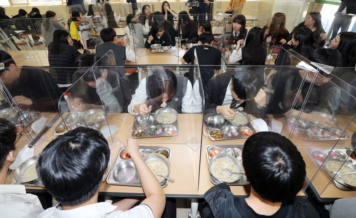 20일 오후 청주시 흥덕구 봉명고등학교 급식실에서 학생들이 칸막이가 설치된 식탁에서 밥을 먹고 있다. 2020.5.20  연합뉴스