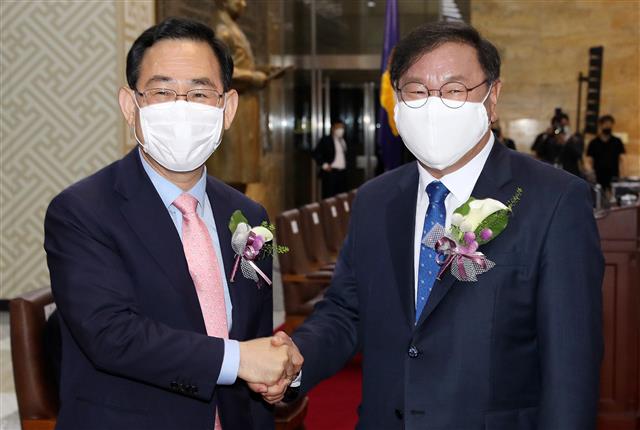 김태년 더불어민주당 원내대표와 주호영 미래통합당 원내대표가 28일 오전 서울 여의도 국회에서 열린 제72주년 국회개원기념식에 참석해 악수를 하고 있다. 2020.5.28 뉴스1