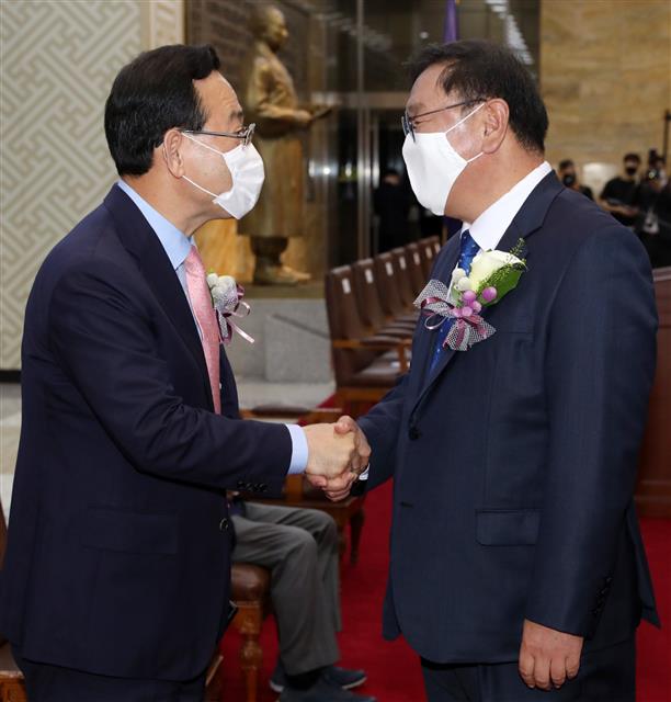 김태년 더불어민주당 원내대표와 주호영 미래통합당 원내대표가 28일 오전 서울 여의도 국회에서 열린 제72주년 국회개원기념식에 참석해 악수를 하고 있다. 2020.5.28 뉴스1