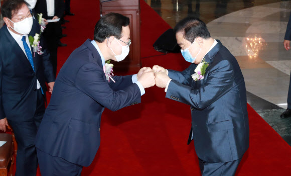 문희상 국회의장(오른쪽)과 미래통합당 주호영 원내대표가 28일 오전 서울 여의도 국회 중앙홀에서 열린 제72주년 국회 개원 기념식에서 ‘주먹 인사’를 하고 있다. 2020.5.28  연합뉴스