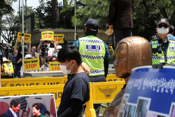 대한민국애국시민연합 회원들이 28일 오후 서울 종로구 옛 일본대사관 앞에서 ‘정의기억연대 해체 및 윤미향 당선인 규탄 집회’를 하고 있다. 2020.5.28  연합뉴스