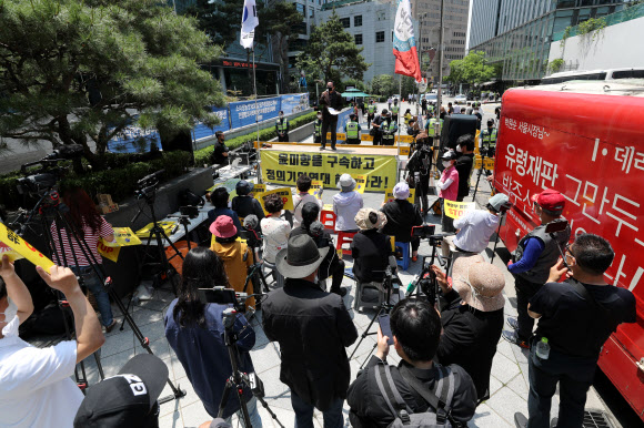 대한민국애국시민연합 회원들이 28일 오후 서울 종로구 옛 일본대사관 앞에서 ‘정의기억연대 해체 및 윤미향 당선인 규탄 집회’를 하고 있다. 2020.5.28  연합뉴스