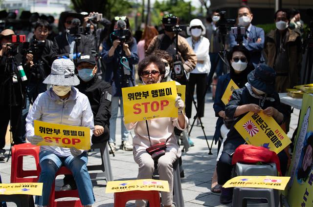 자유연대 회원들이 28일 오후 서울 종로구 옛 일본대사관 앞 평화의 소녀상에서 윤미향 전 정의기억연대 이사장 규탄 집회가 열리고 있다. 2020.5.28 뉴스1
