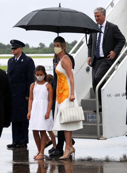 도널드 트럼프 미국 대통령의 장녀인 이방카 트럼프 백악관 보좌관과 그녀의 딸 아라벨라 쿠슈너가 27일(현지시간) 메릴랜드주 앤드루스 공군기지에 도착하고 있다. 로이터 연합뉴스