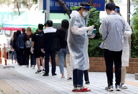 경기도 부천 쿠팡 물류센터와 연관된 신종 코로나바이러스 감염증(코로나19) 확진자가 속출한 28일 오후 경기도 부천시 중동 부천시보건소 선별진료소에 검사를 기다리는 시민들이 줄지어 서 있다. 2020.5.28  연합뉴스