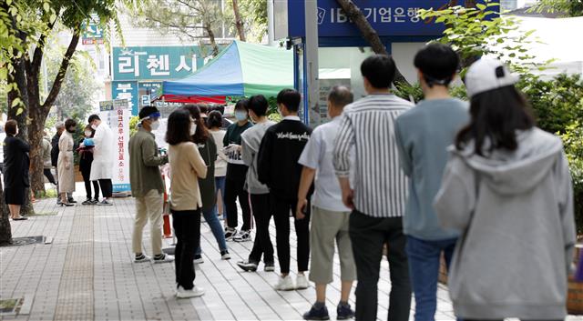 경기도 부천시 소재 쿠팡 물류센터발 신종 코로나바이러스 감염증(코로나19) 집단감염이 확산되고 있는 28일 부천시보건소에 있는 선별진료소에서 검사를 받으러 온 시민들이 줄 서 있다. 2020.5.28 뉴스1