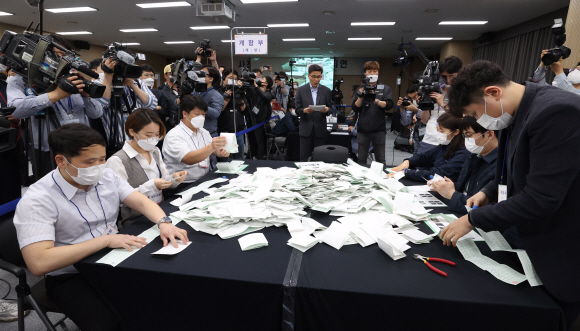 28일 오후 경기도 과천시 중앙선거관리위원회 대회의실에서 언론을 상대로 사전투표 투개표 및 개표 과정 공개 시연회가 열리고 있다. 2020. 5. 28 이종원 선임기자 jongwon@seoul.co.kr