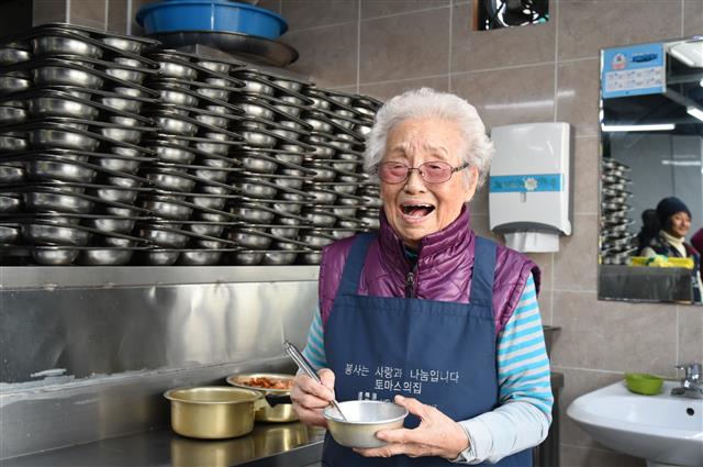 1986년부터 서울 영등포구 무료급식소 ‘토머스의 집’에서 급식 봉사를 이어 온 공로로 지난해 12월 LG의인상을 수상한 정희일 할머니가 환하게 웃고 있다. LG그룹 제공