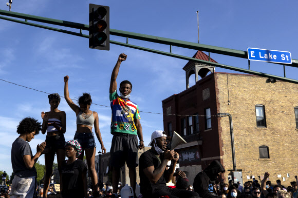 28일 미국 미니애폴리스에 시위대가 모여 구호를 외치고 있다. AP통신