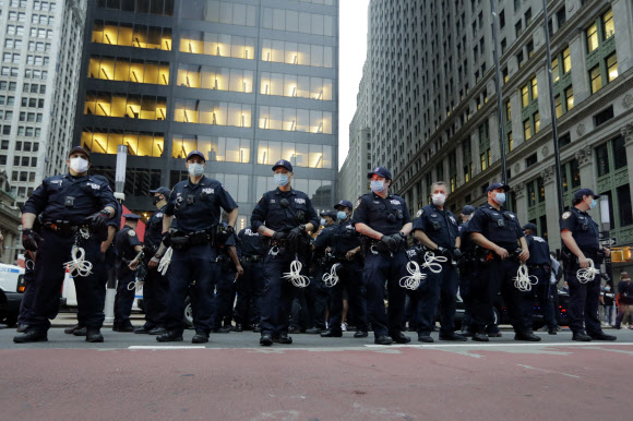 28일(현지시간) 흑인의 죽음에 따른 시위가 미 전역으로 확산되면서 뉴욕에서 경찰들이 시위에 대비하고 있다. AP통신