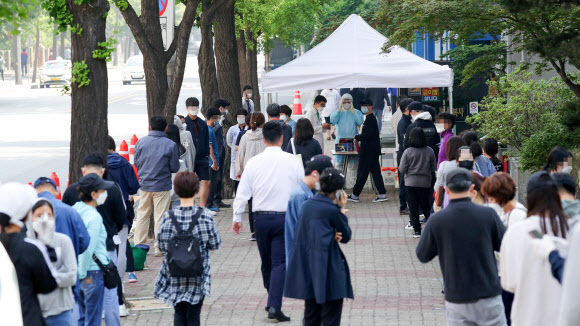 여의도 소재 학원에서 근무한 강사와 수강생 2명이 신종코로나바이러스 감염증(코로나19) 확진 판정을 받은 가운데 29일 오전 서울 영등포구 가톨릭대학교여의도성모병원 선별진료소에서 학생, 교사 등 시민들이 진료를 받기 위해 줄을 서 있다. 2020.5.29  연합뉴스