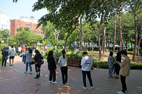 여의도 소재 학원에서 근무한 강사와 수강생 2명이 신종코로나바이러스 감염증(코로나19) 확진 판정을 받은 가운데 29일 오전 서울 영등포보건소 선별진료소에서 시민들이 진료를 받기 위해 줄을 서 있다. 2020.5.29  연합뉴스