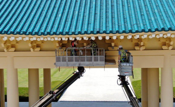국립대전현충원에 설치됐던 전두환 전 대통령 친필 현판이 29일 오후 철거되고 있다. 2020.5.29  연합뉴스