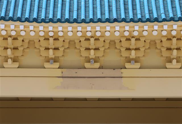 29일 오후 대전 유성구 국립대전현충원 현충문 현판이 교체되고 있다. 국가보훈처는 국립대전현충원 현충문에 걸린 전두환 전 대통령 친필 현판을 안중근체로 교체한다. 2020.5.29 뉴스1