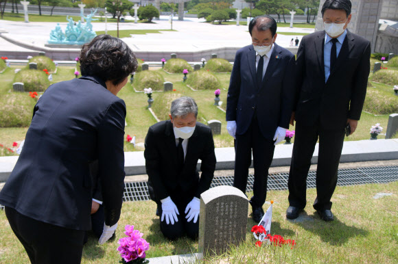 29일 오전 광주 북구 국립 5·18민주묘지에서 노태우 전 대통령의 장남 재헌 씨가 묘소를 참배하고 있다. 2020.5.29  국립 5·18민주묘지 제공