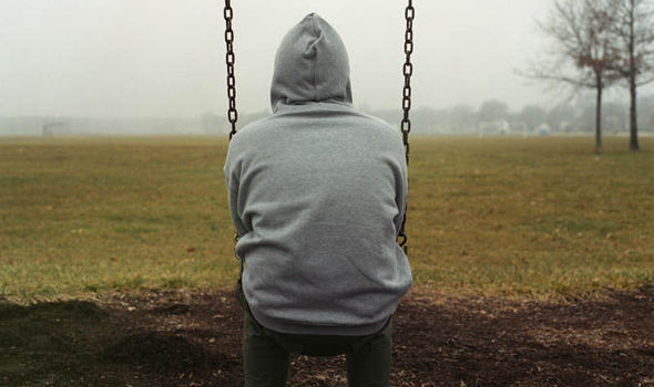 개인주의 성향의 젊은 남성들이 외로움 더 많이 탄다