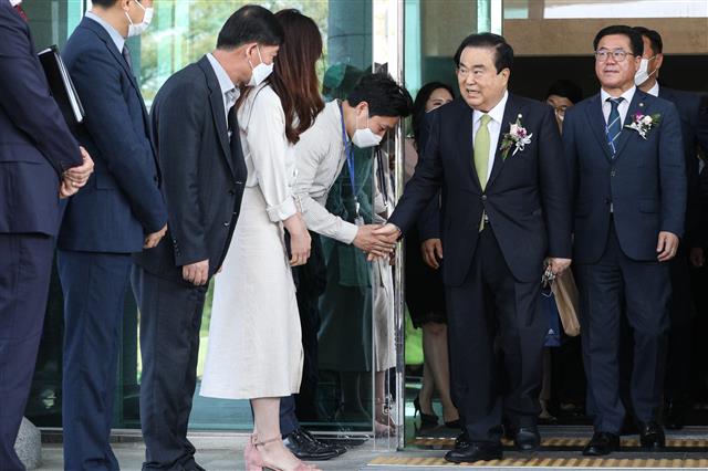 20대 국회를 끝으로 퇴임하는 문희상 국회의장이 29일 오후 국회를 떠나며 직원들과 마지막 인사를 나누고 있다.  문 의장은 제14대 국회의원 당선 후 24년간 국회의원 생활을 했고 국회의장을 끝으로 이날 의정활동을 마무리했다. 2020.5.29 뉴스1