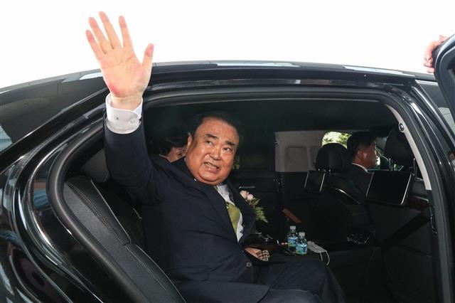 20대 국회를 끝으로 퇴임하는 문희상 국회의장이 29일 오후 직원들의 박수를 받으며 마지막 퇴근길 차량에 올라 손을 흔들고 있다.  문 의장은 제14대 국회의원 당선 후 24년간 국회의원 생활을 했고 국회의장을 끝으로 의정활동을 마무리했다. 2020.5.29 뉴스1