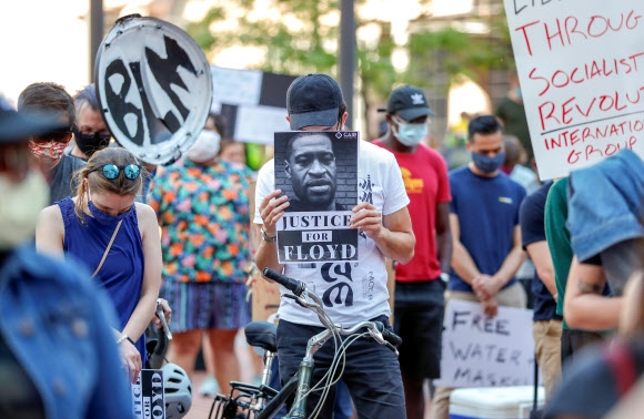 ‘흑인 플로이드 사망’ 항의하는 미니애폴리스 시위대