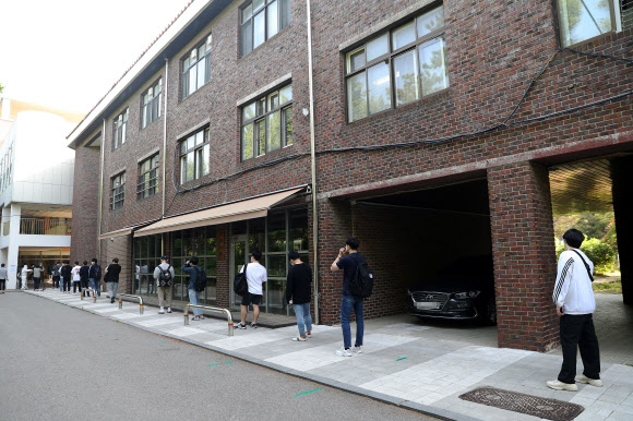 띄엄띄엄 줄서기