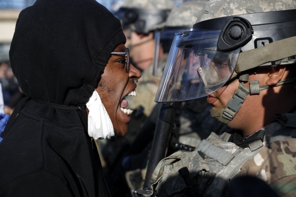 미국 ‘흑인사망’ 시위현장 주방위군과 대치 중인 시위대