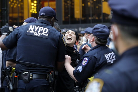 경찰에 체포되는 ‘흑인 사망’ 규탄 뉴욕 시위대