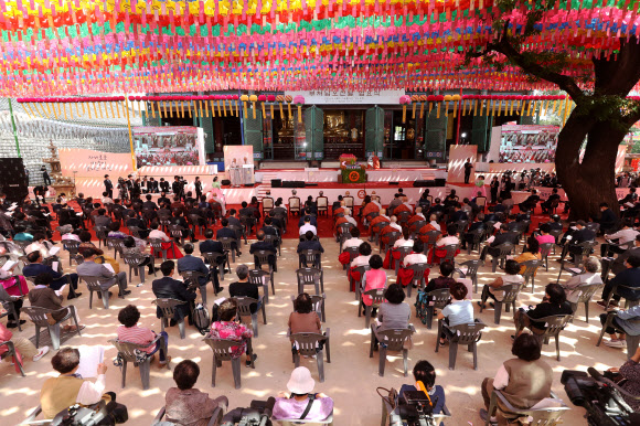 거리 두고 열린 부처님오신날 법요식