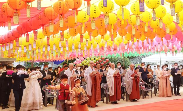 코로나19 여파로 연기됐던 봉축법요식