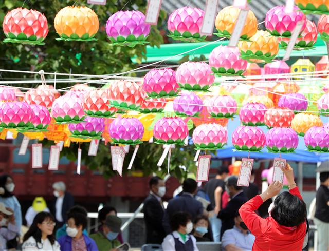 ‘부처님 오신날 연등에 다는 간절한 소원’