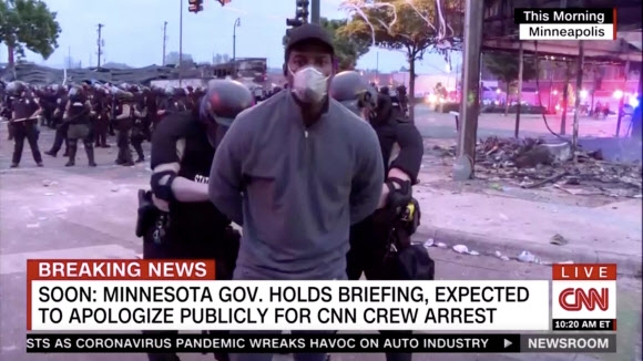 ‘흑인사망’ 시위 생방송 중 체포되는 CNN 기자