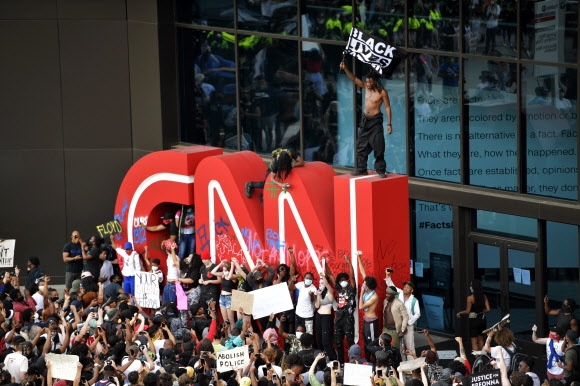 애틀랜타 CNN 본사 앞 ‘흑인 사망’ 항의 시위대
