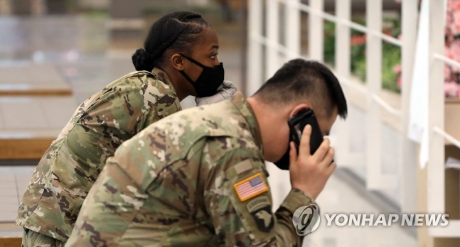 4월 7일 인천국제공항에서 미군 안내병들이 입국 병사를 기다리고 있다. 연합뉴스 자료사진