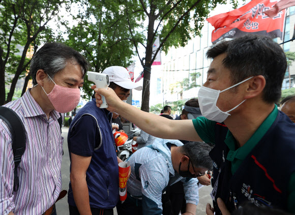 ‘체온측정은 필수’