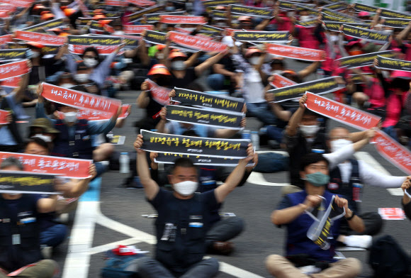‘비정규직 철폐! 차별철폐!’