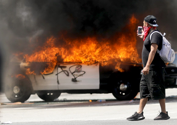 미국 경찰차 불태우는 ‘흑인사망’ 시위대