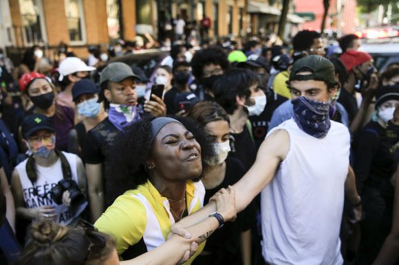30일(현지시간) 미국 뉴욕에서 흑인 남성이 경찰의 가혹행위로 사망하는 사건에 대한 항의 시위가 벌어지고 있다. 지난 25일 미네소타주 미니애폴리스에서 백인 경찰이 흑인인 조지 플로이드의 목을 무릎으로 눌러 숨진 사건에서 비롯된 이번 시위 워싱턴DC와 캘리포니아, 뉴욕 등 22개 주 30개 이상의 도시에서 진행되고 있다고 CNN 등은 집계했다. AP 연합뉴스