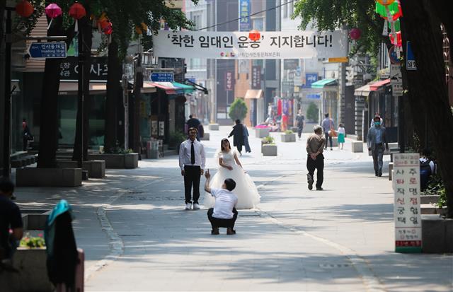 썰렁한 인사동 거리 ‘웨딩 촬영 명소?’